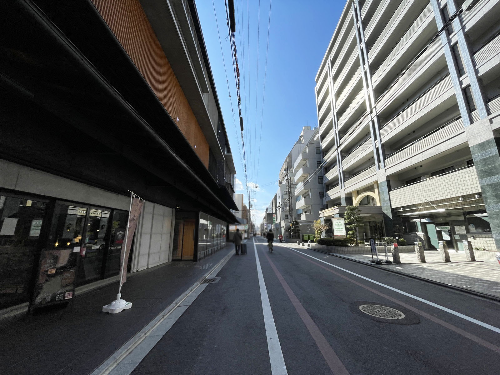 エレメントビル前面の通り