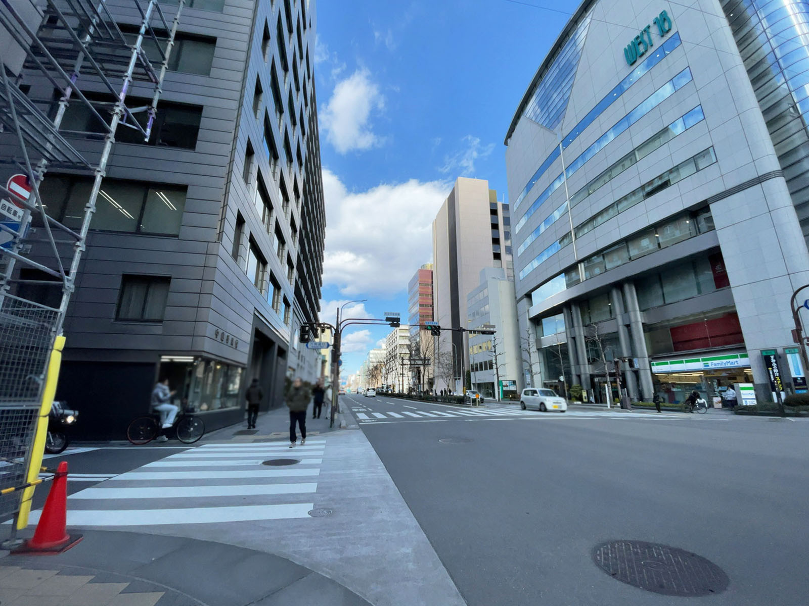 第11長谷ビル前面の通り