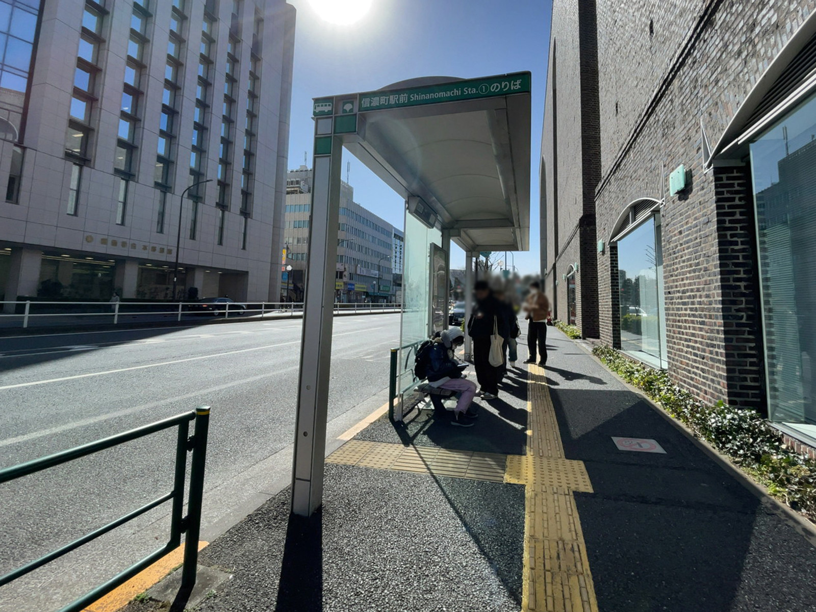 ビル前のバス停「信濃町駅前」