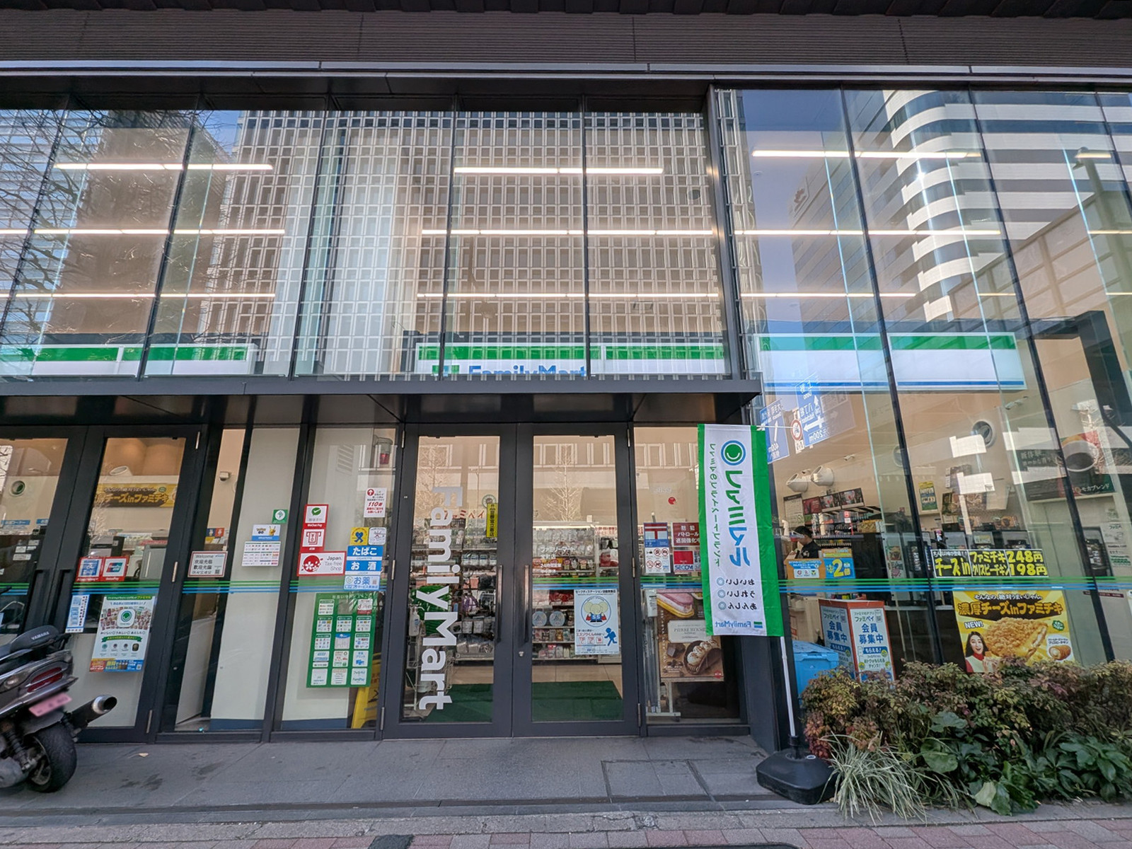 徒歩2分ファミリーマート宝町店