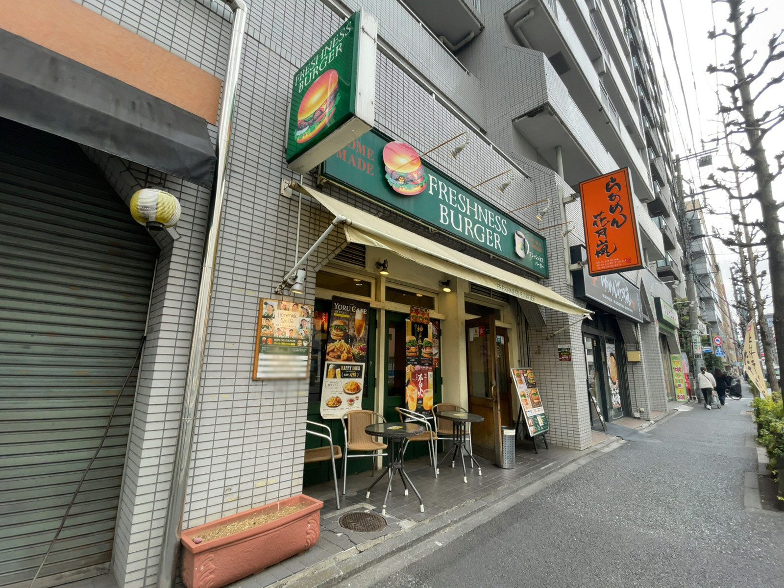 近くのフレッシュネスバーガー江戸川橋