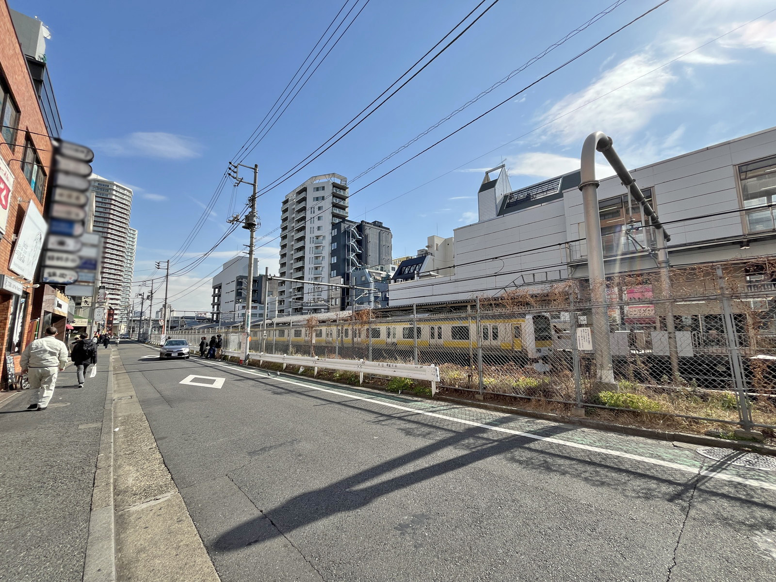 中央線・総武線線路沿いに立地