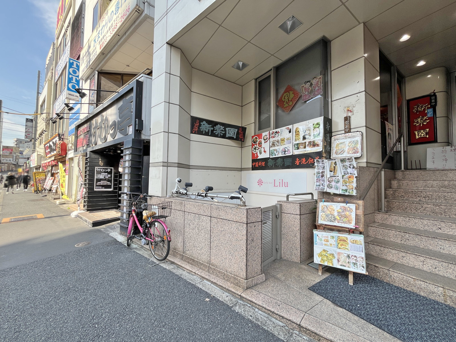付近には飲食店が充実
