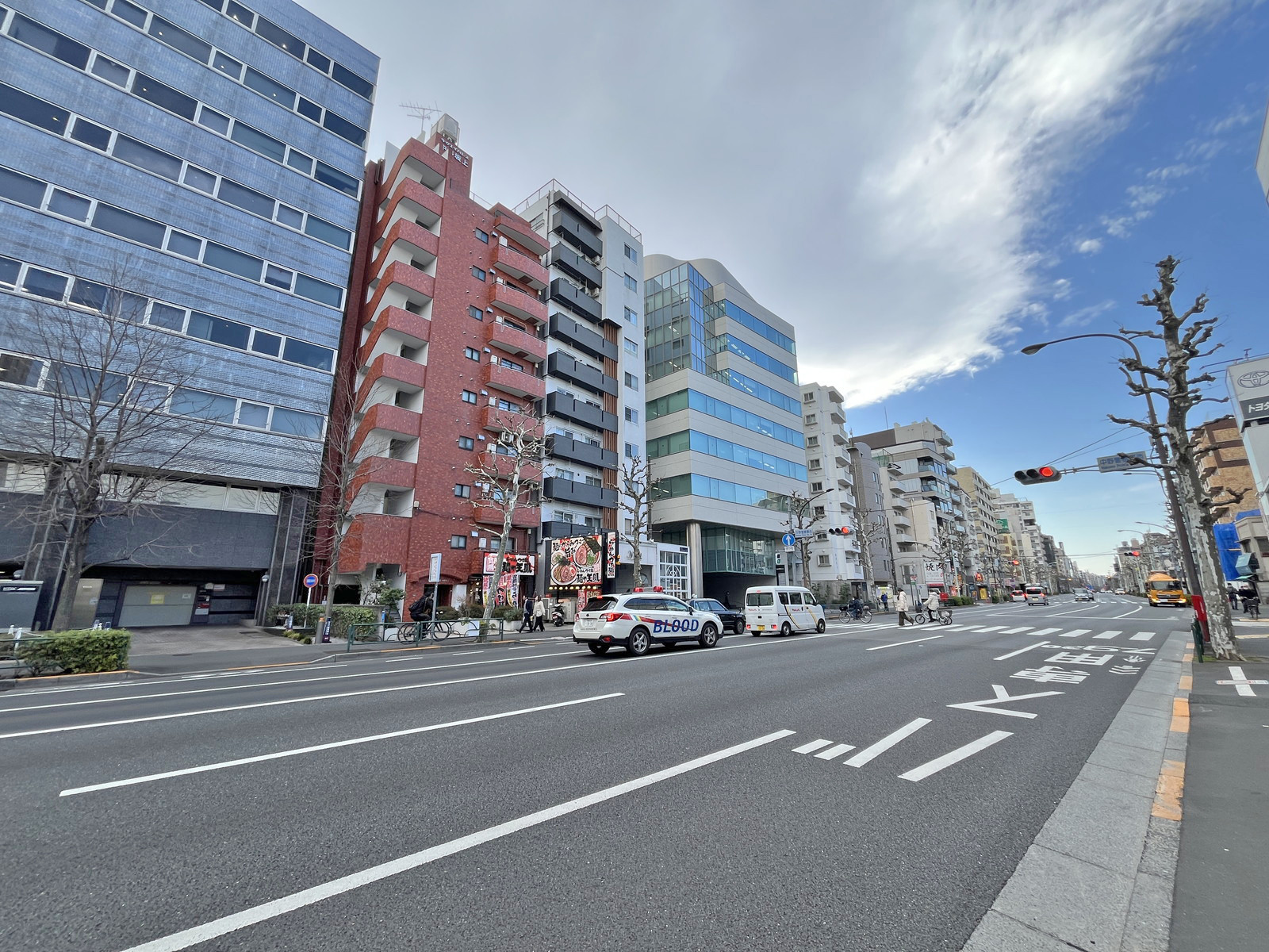 KDX中野坂上ビル前面の青梅街道