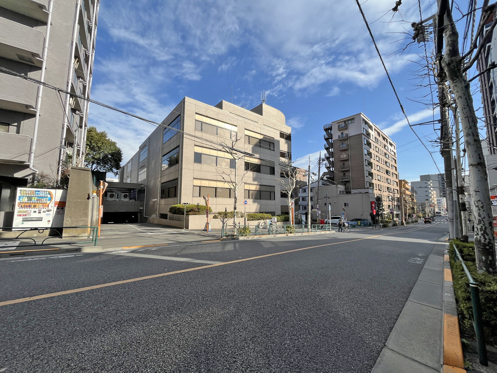 中野清水ビル前面の中野通り