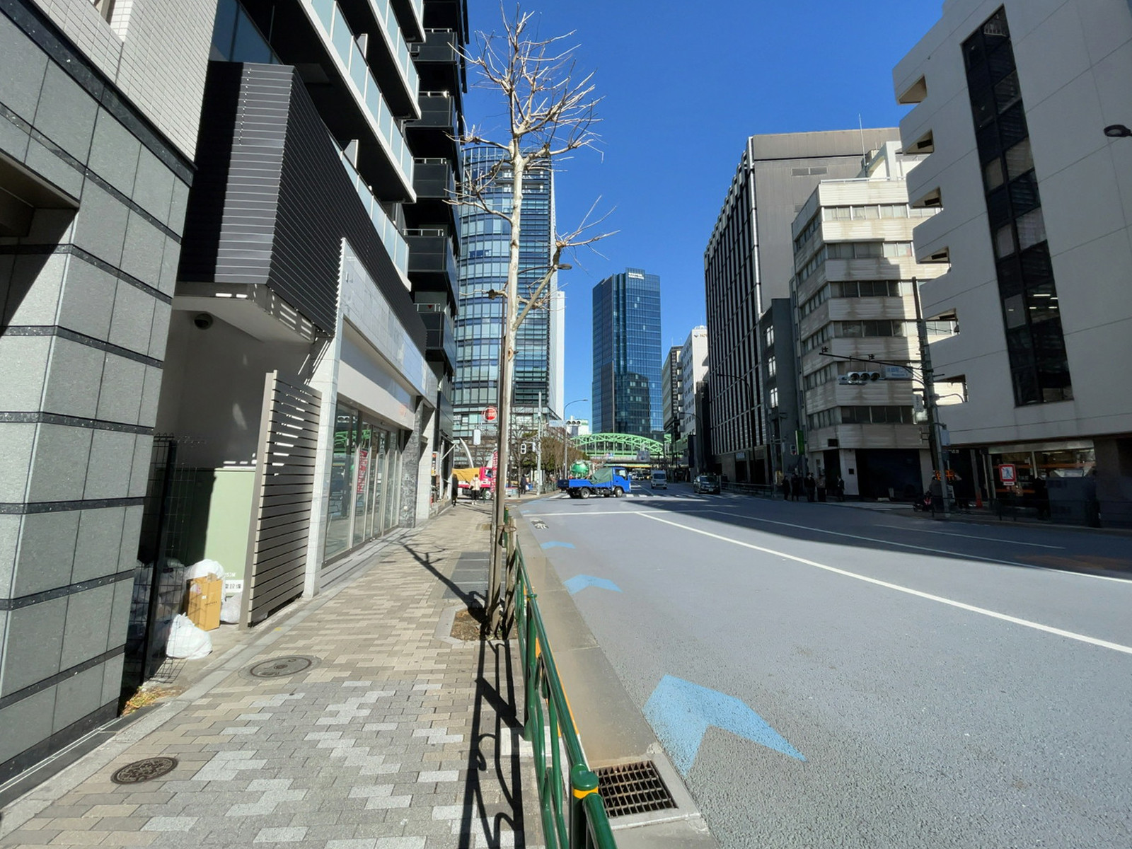 淡路町トーセイビル前面の通り