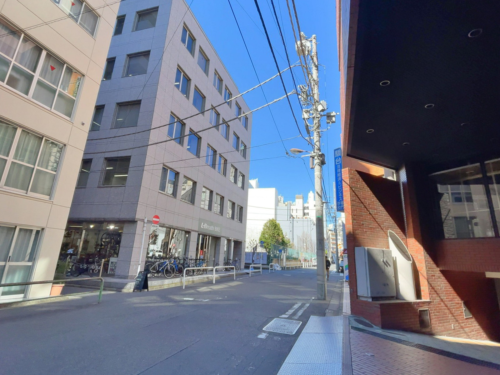 立花書房ビル前面の通り