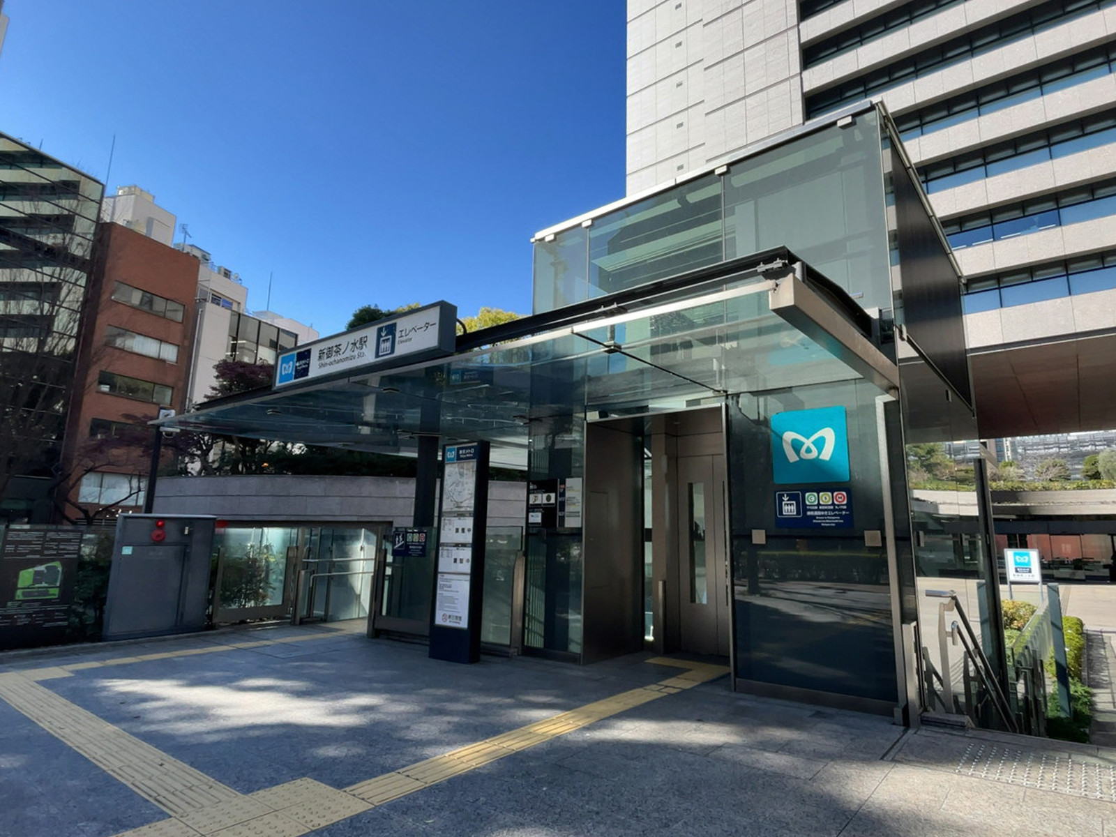 最寄りの「新御茶ノ水駅」