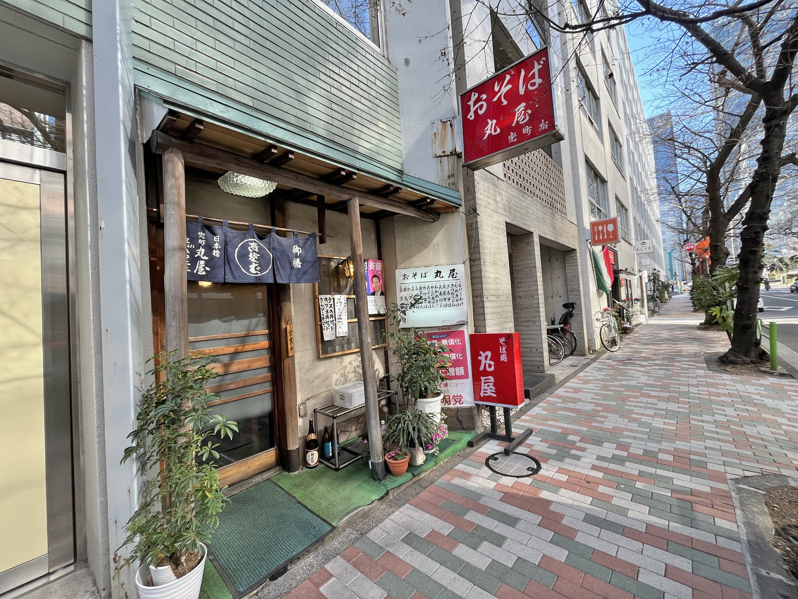 付近には飲食店が充実