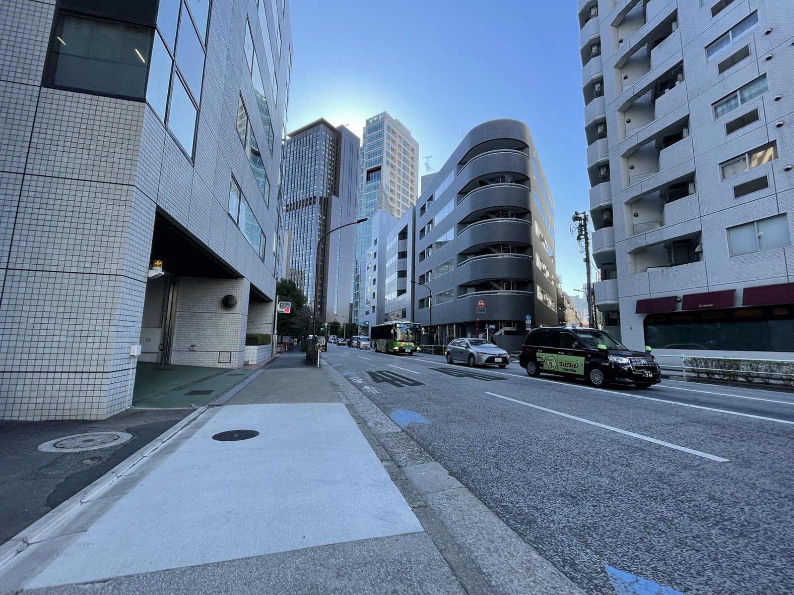 ICON PLACE SHIBAKOEN前面の通り