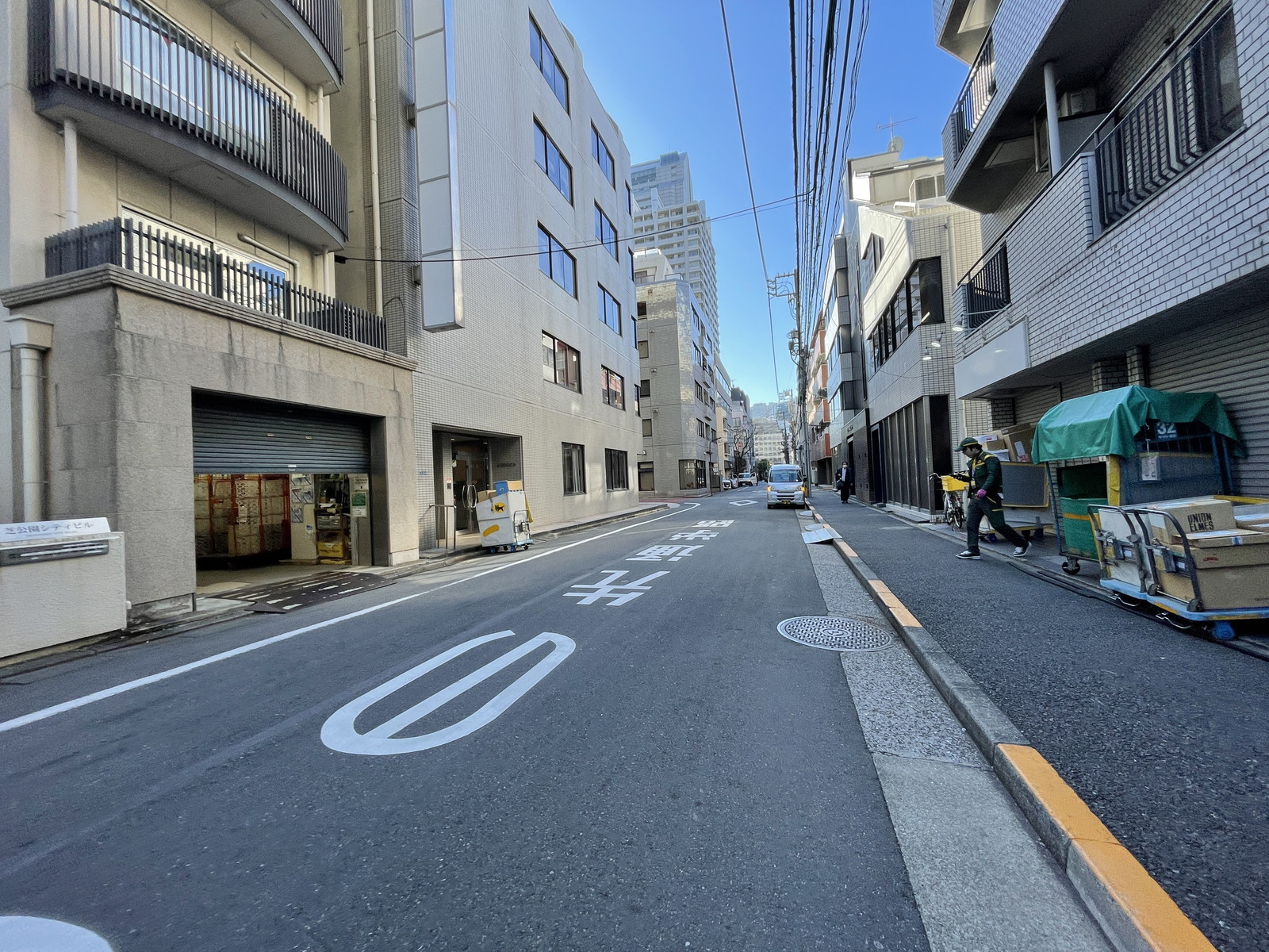 芝前川ビル前面の通り