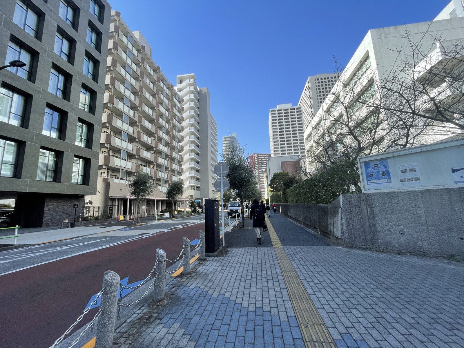 港協会館前面の通り