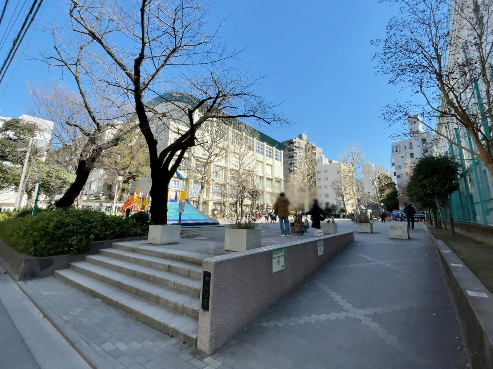 徒歩2分の柳北公園