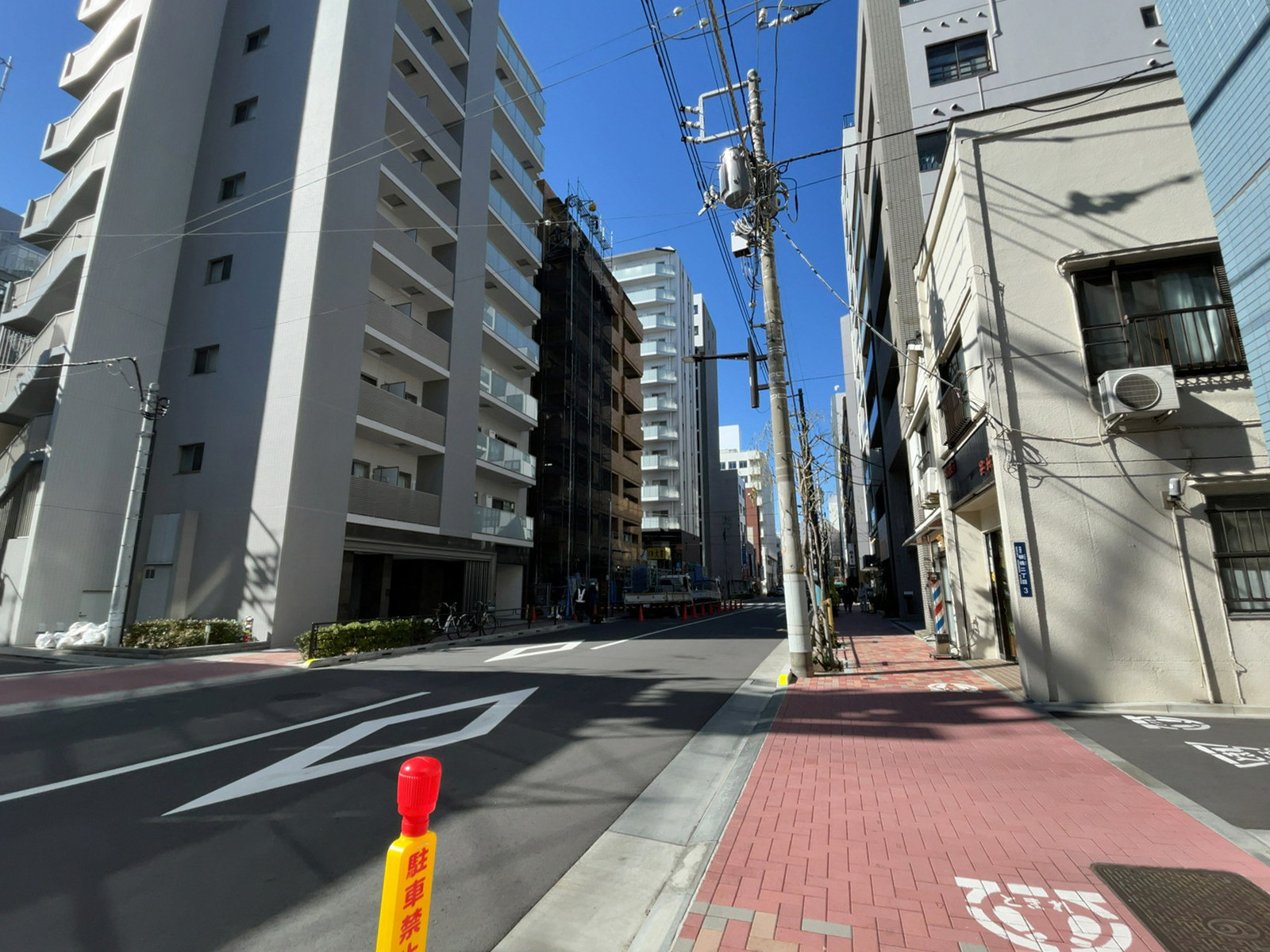 西田ビル前面の通り