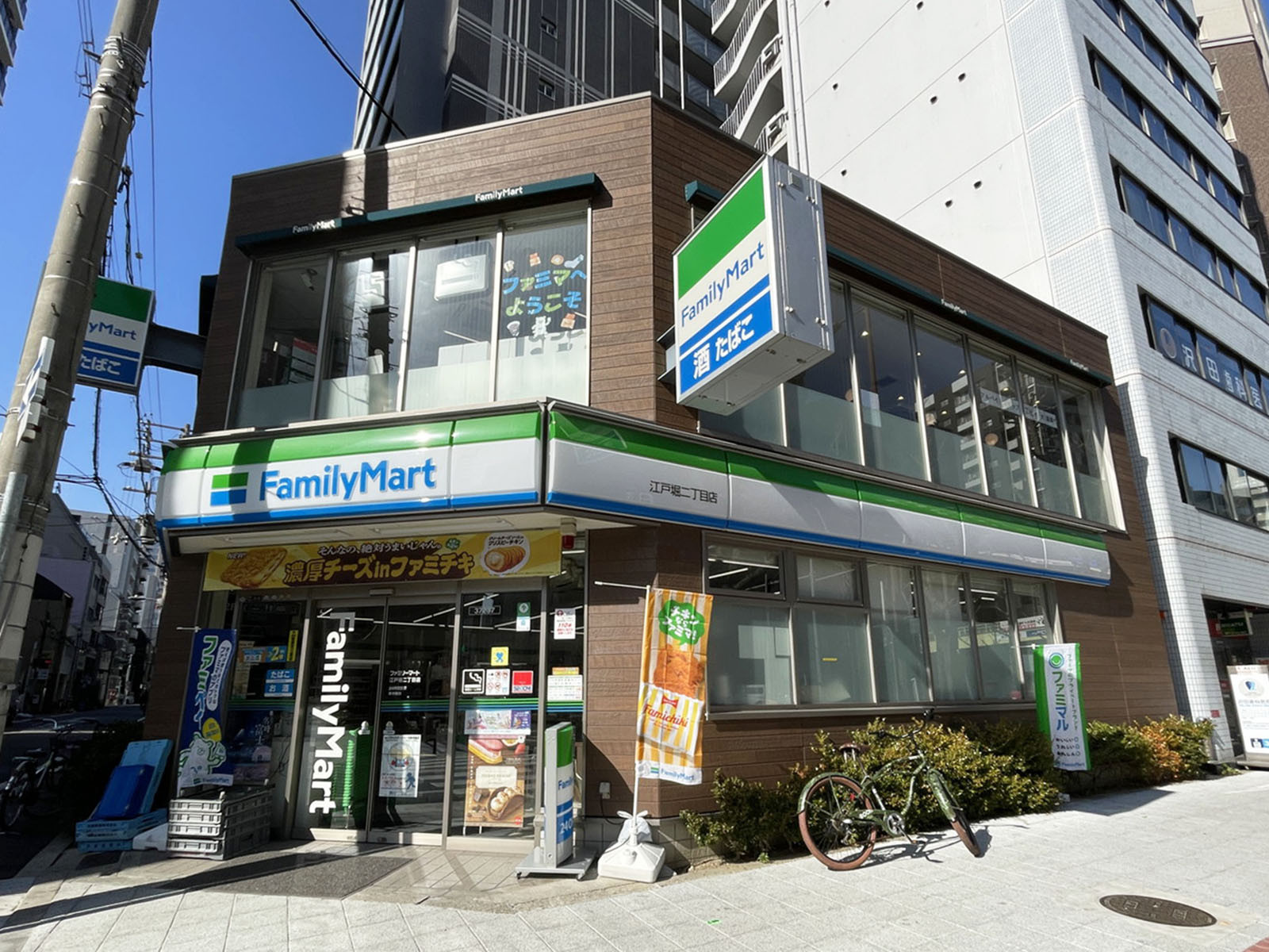 並びにあるファミリーマート 江戸堀二丁目店