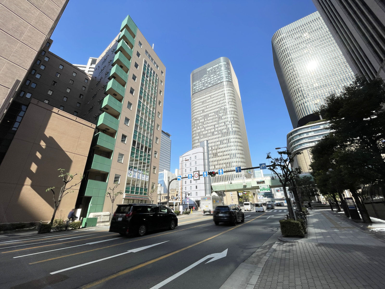 山下ビル前面の通り