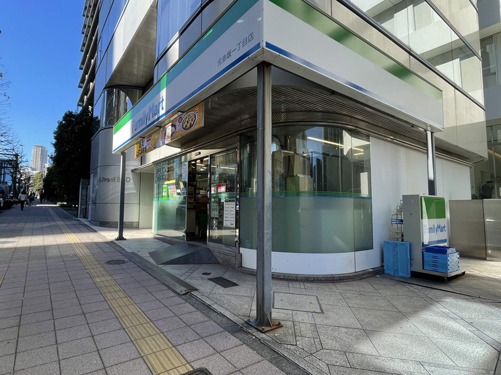 徒歩2分のファミリーマート元赤坂1丁目店