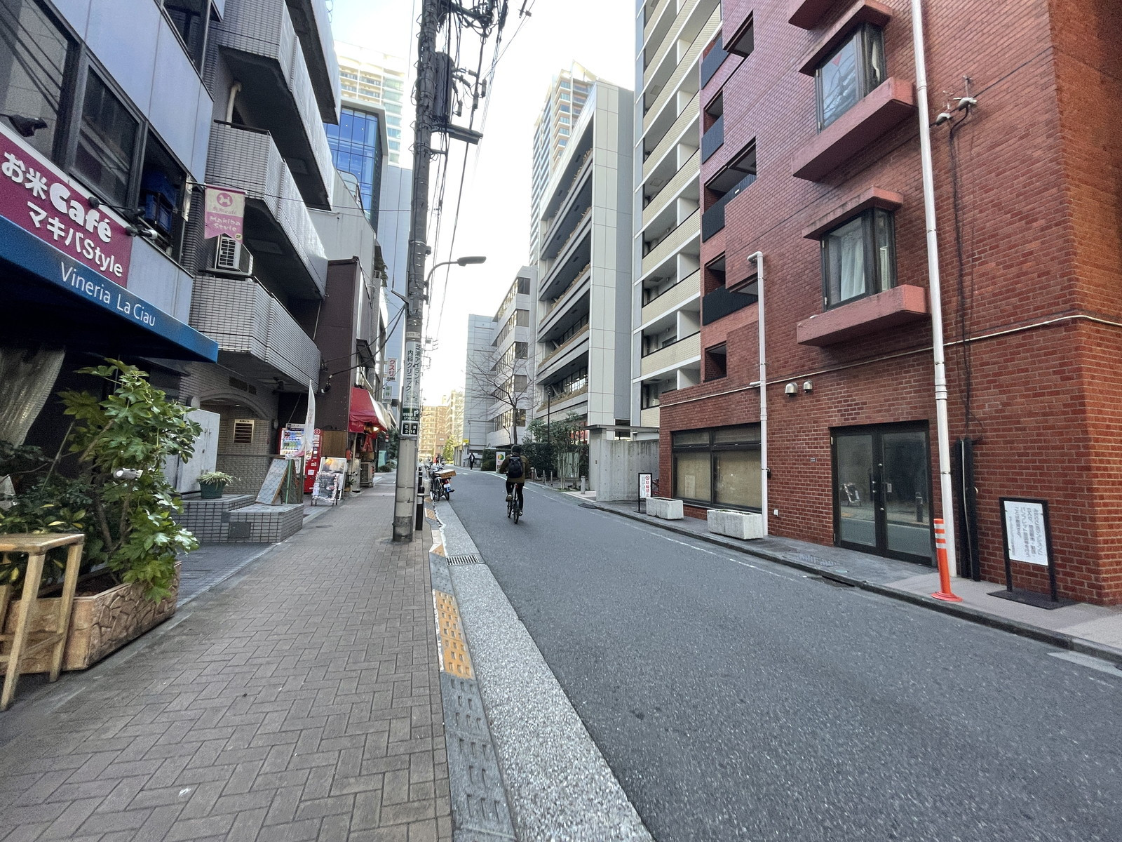 中野第三ビル前面の通り