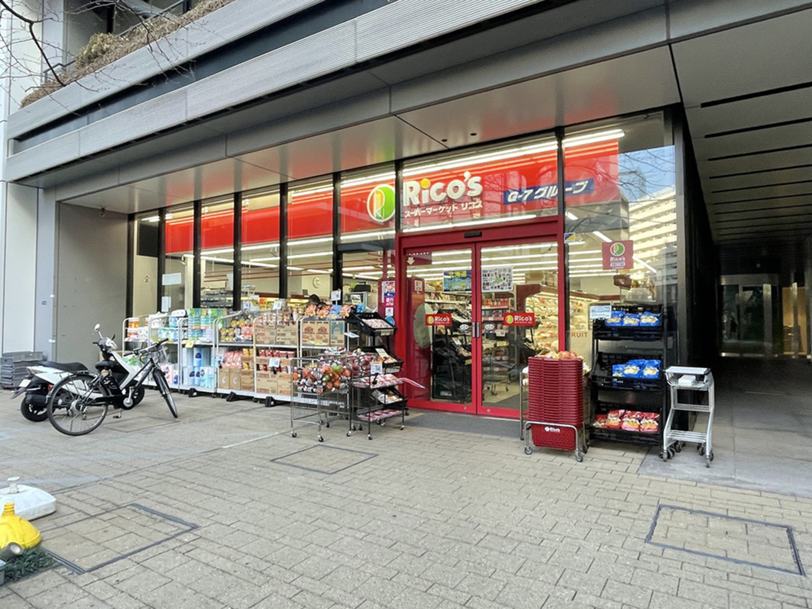 斜め向かいのスーパーマーケットリコス 芝浦2丁目店