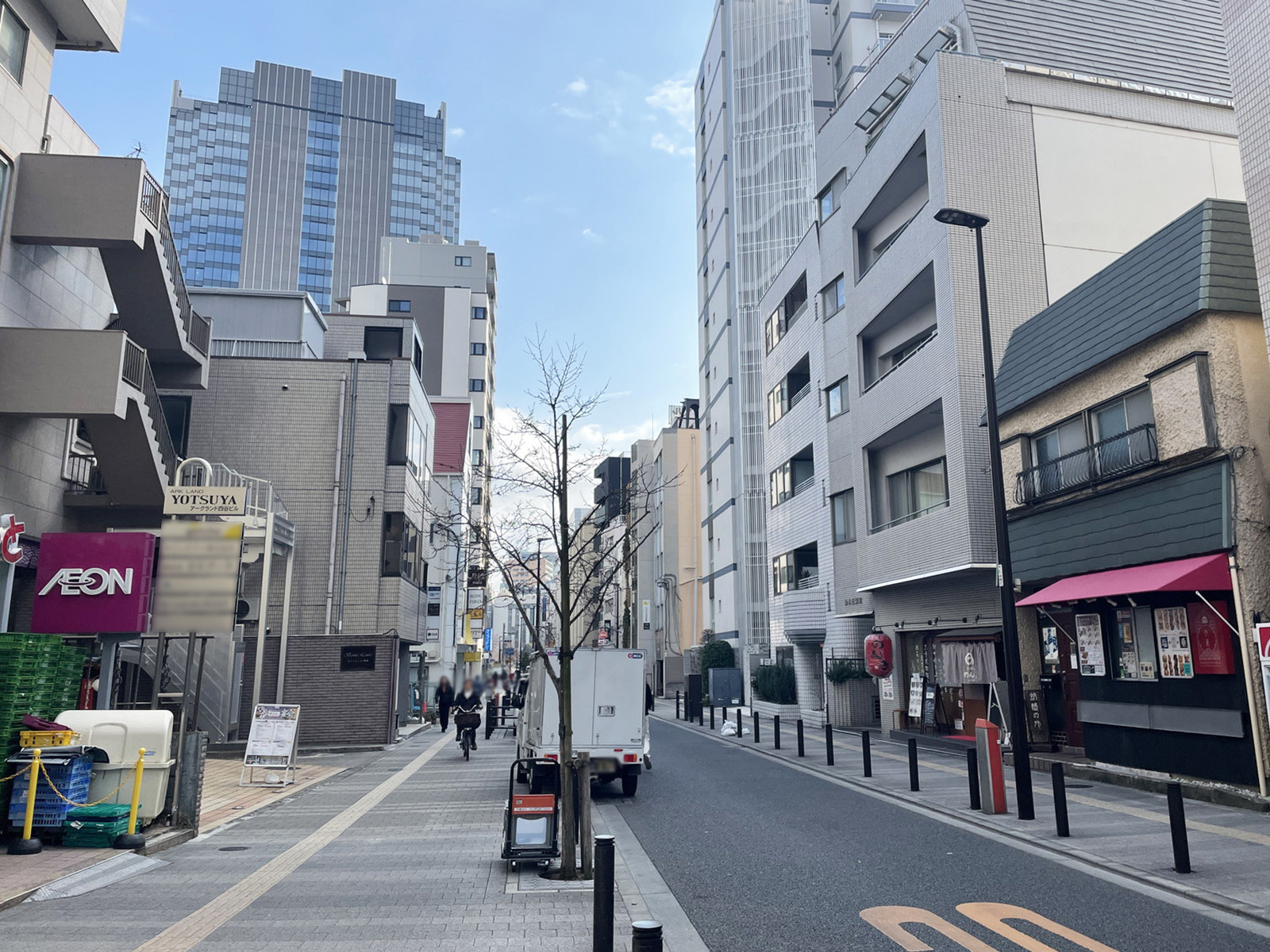 アークランド四谷ビル前面の三栄通り