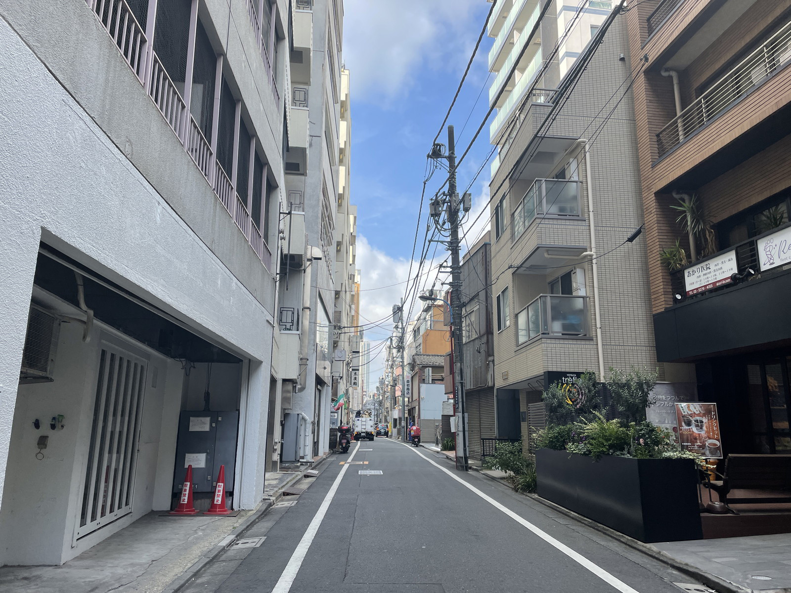 四谷Xeビル前面の通り