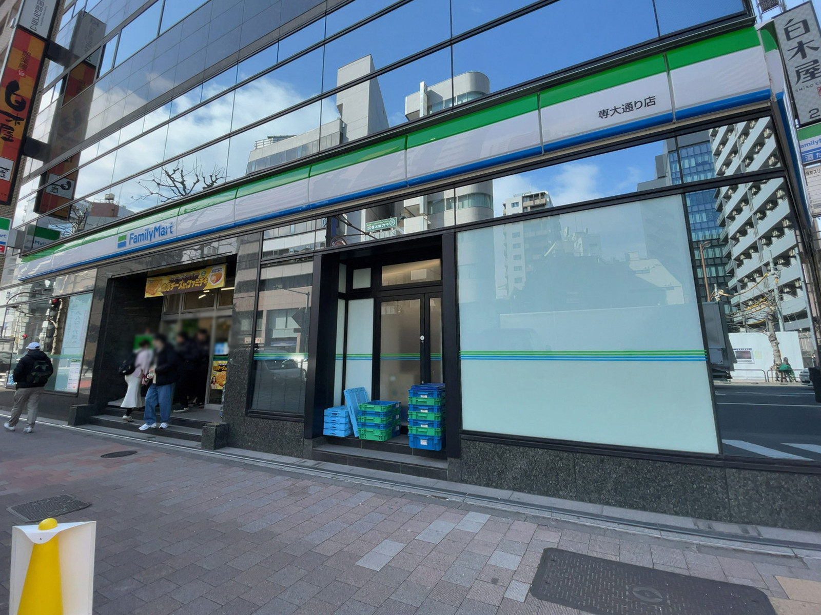 徒歩1分のファミリーマート 専大通り店