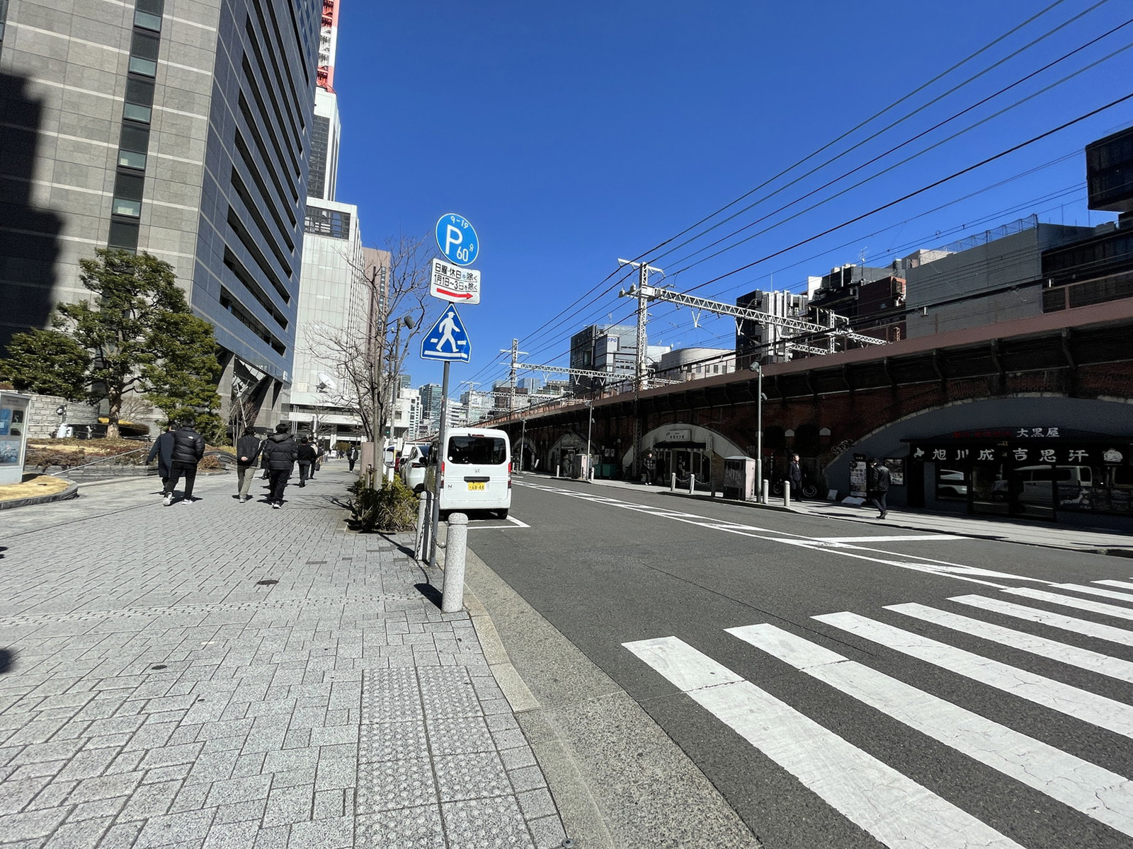 内幸町平和ビル前面の通り