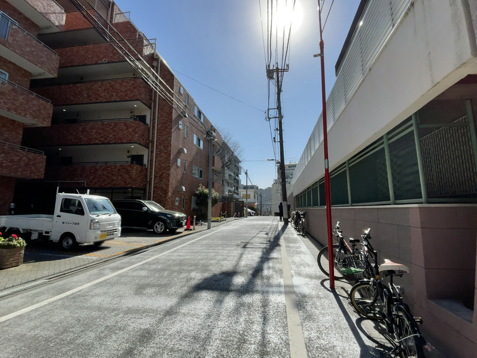 OF信濃町ビル前面の通り