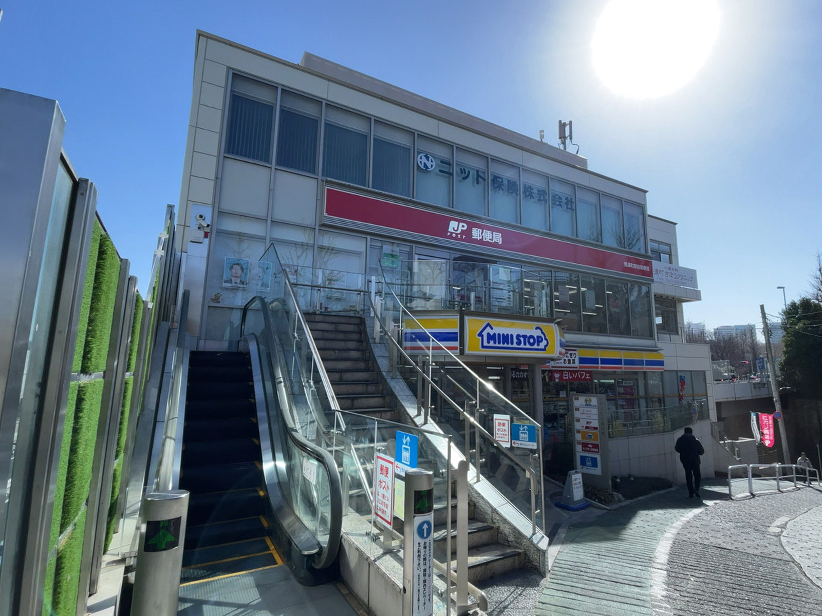 徒歩2分の信濃町駅前郵便局
