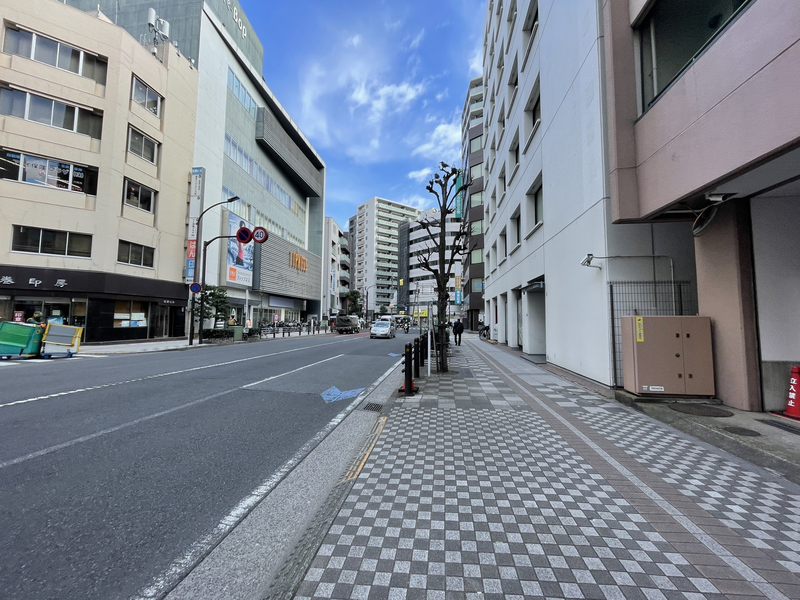 酒巻ビル前面の通り