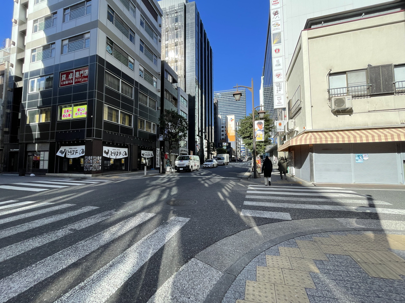 鈴木ビル前面の通り