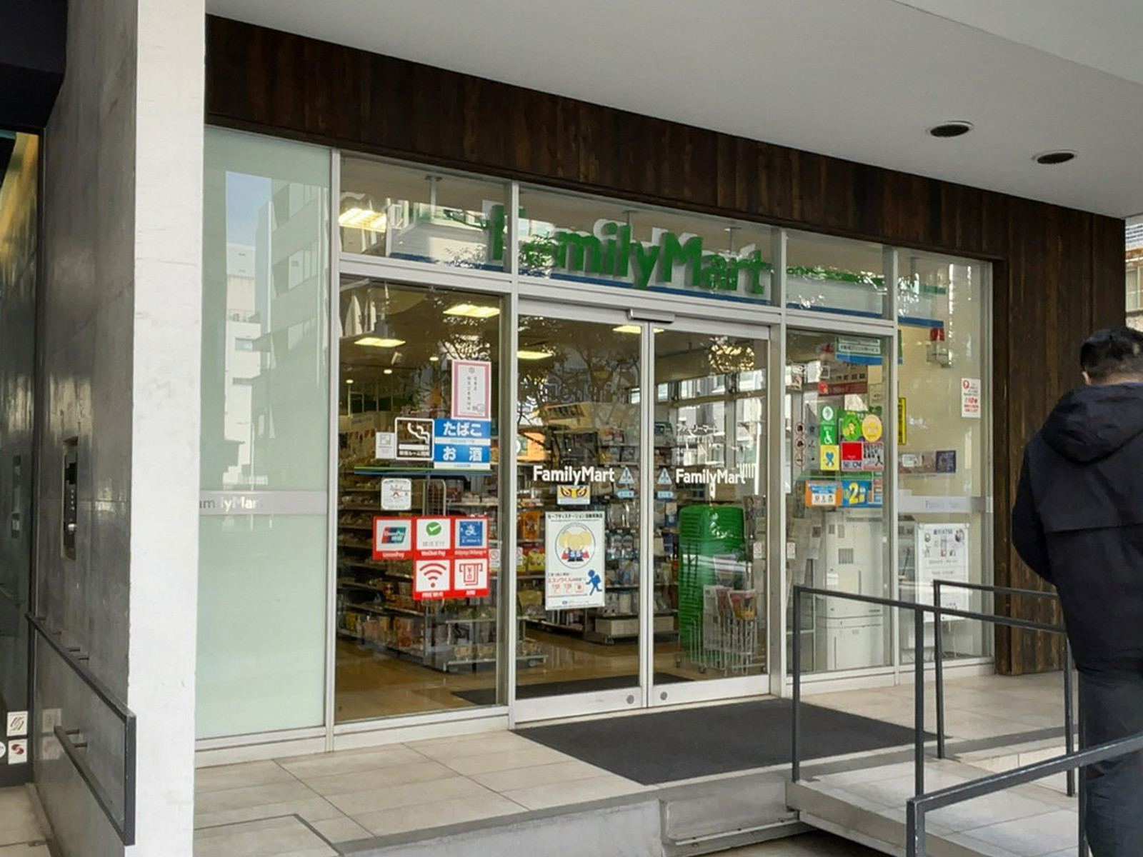 徒歩1分のファミリーマート 台東四丁目店