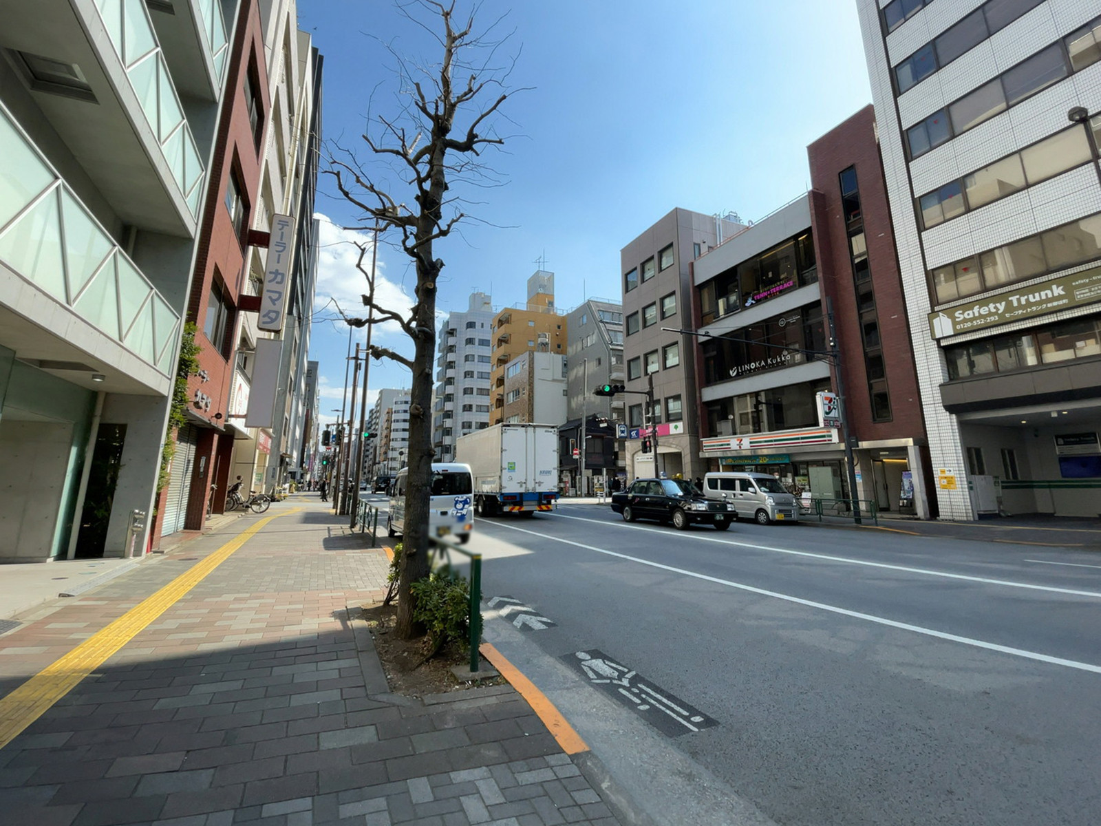 富耀ビル前面の通り