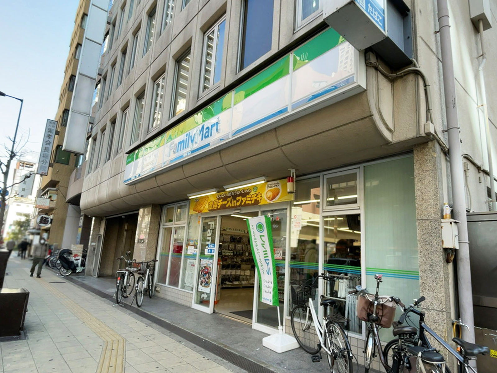 並びにあるファミリーマート 長堀橋駅南店