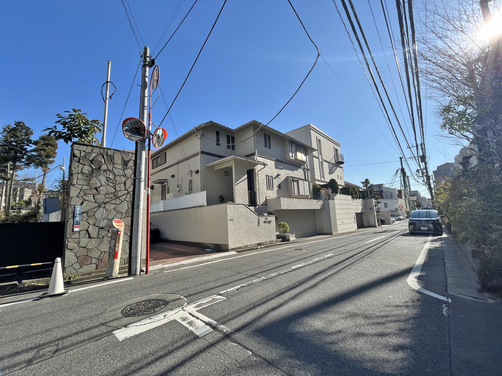 Arromic Bldg.前面通り