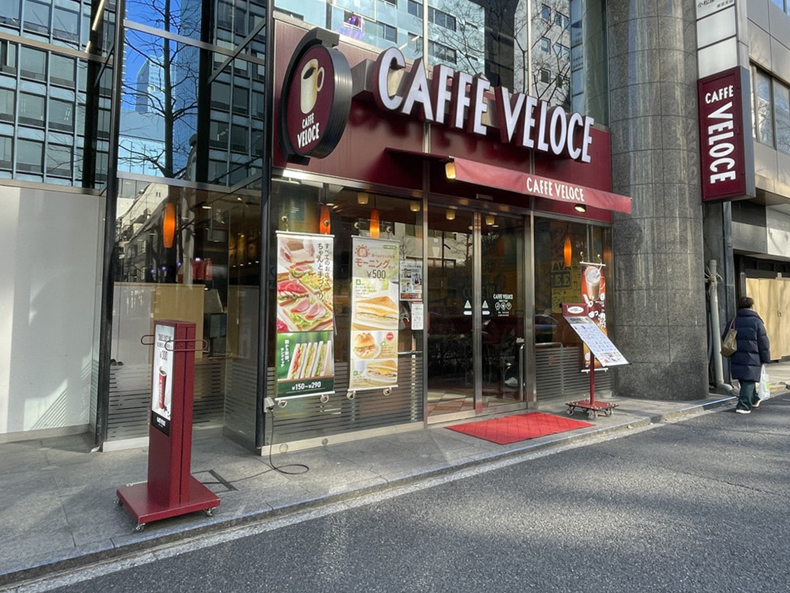 付近のカフェ・ベローチェ新橋3丁目店