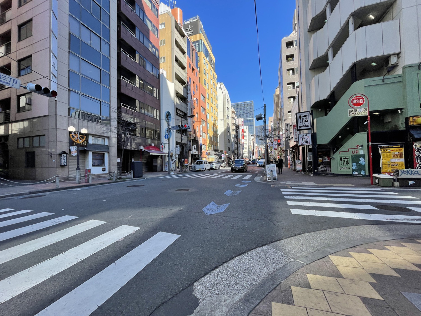リバティ8ビル前面の通り