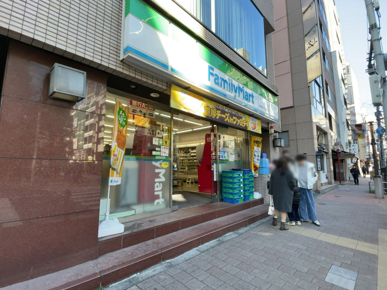 徒歩1分のファミリーマート新橋赤レンガ通り店