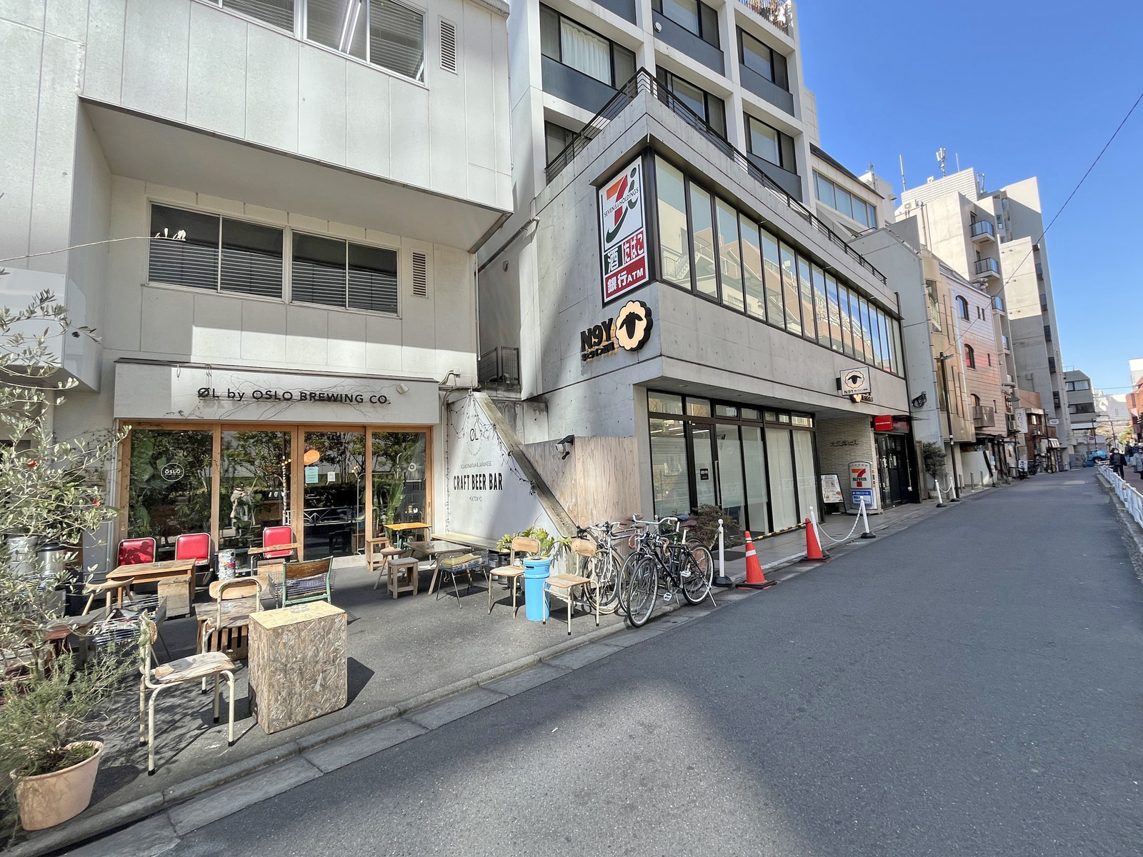 付近には飲食店が充実