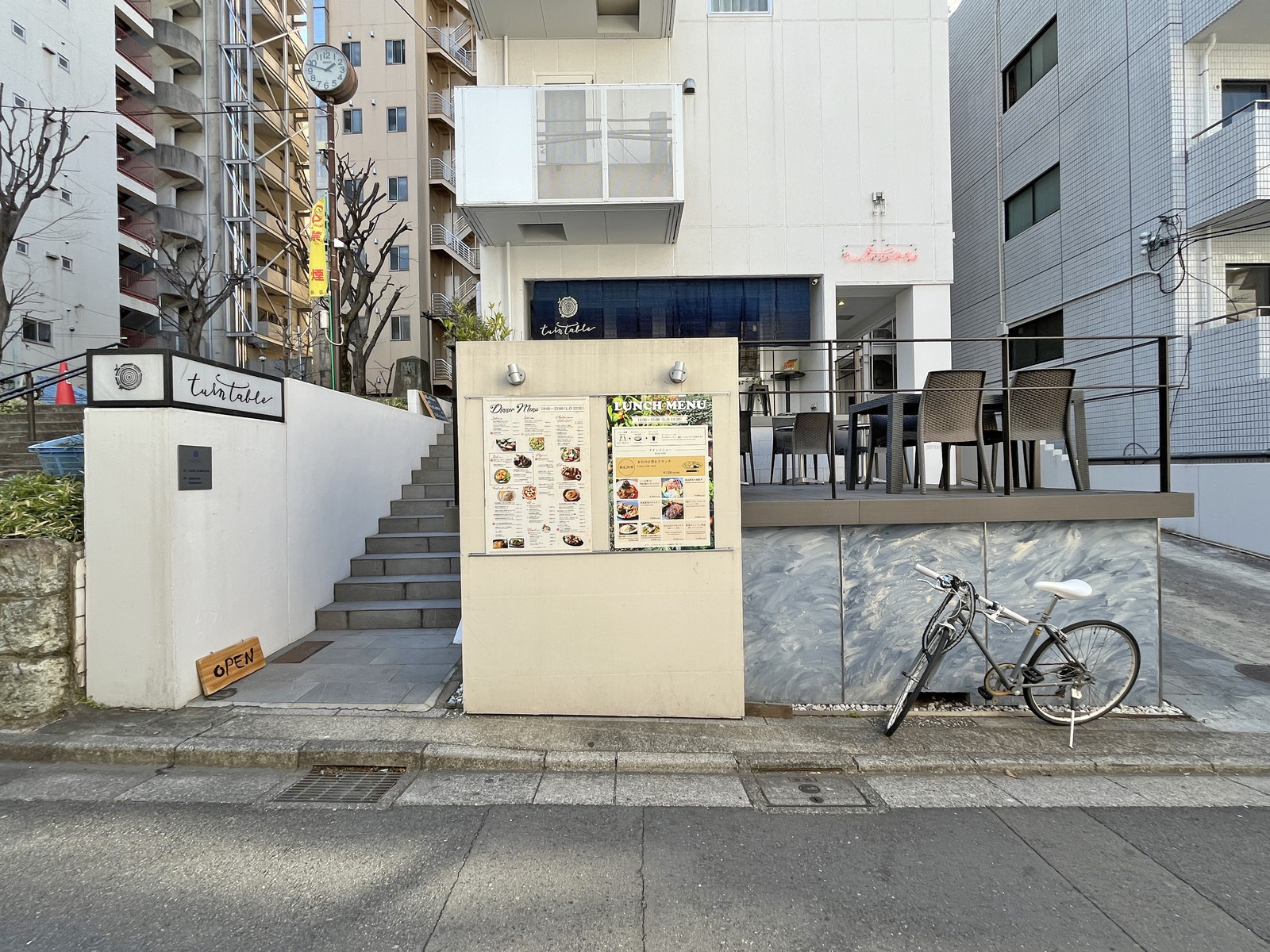 徒歩2分のレストラン ターンテーブル