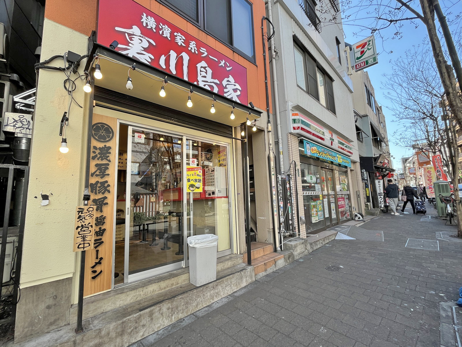 付近には飲食店が充実