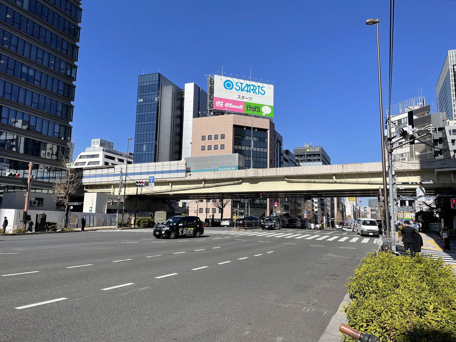 SANKI芝金杉橋ビル前面の第一京浜