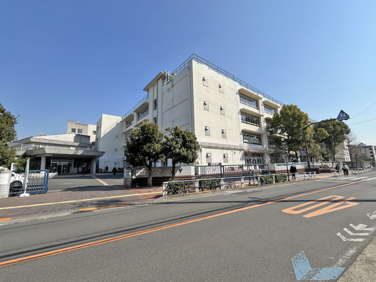 裏手の世田谷区立梅丘中学校