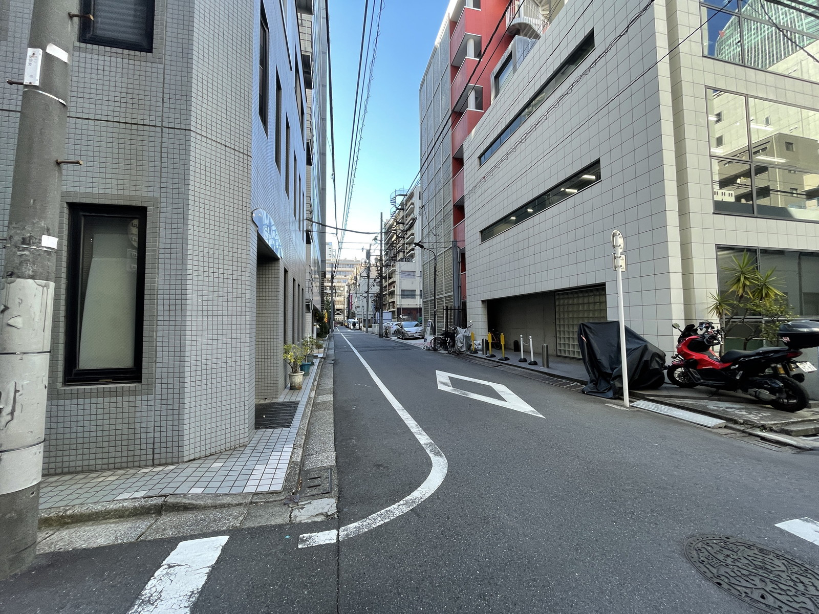 西新橋HSビル前面の通り