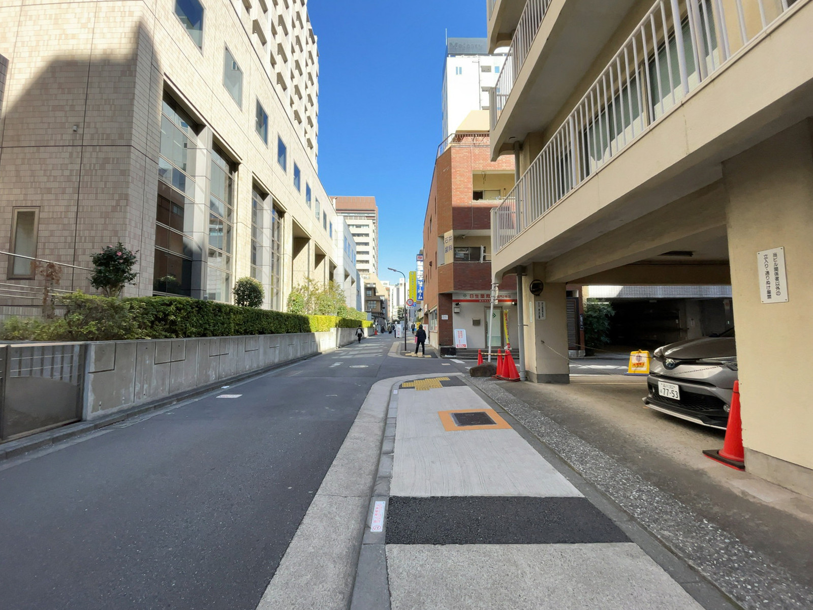 TBM西新橋ビル前面の通り