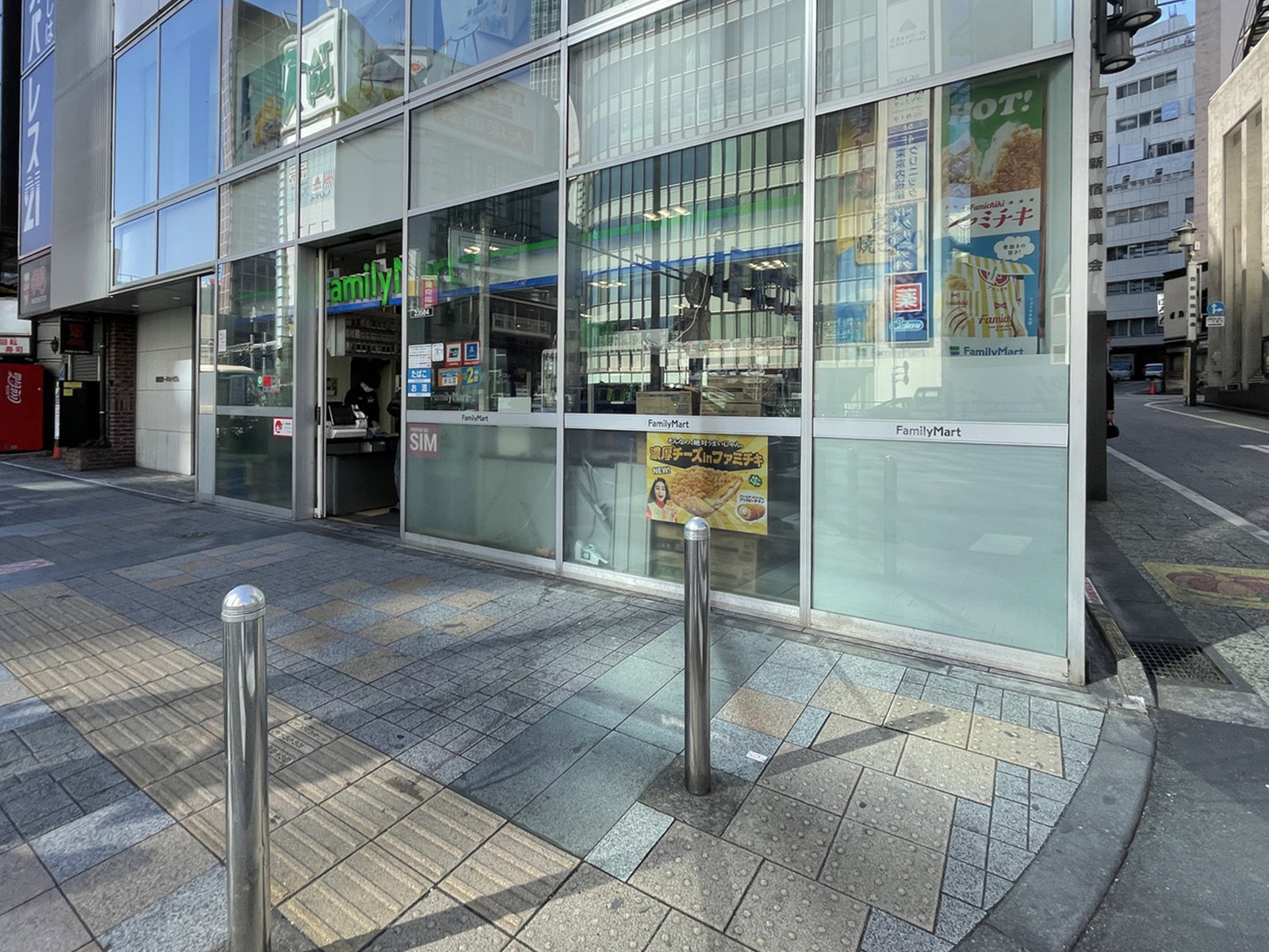 徒歩2分のファミリーマート西新宿1丁目店