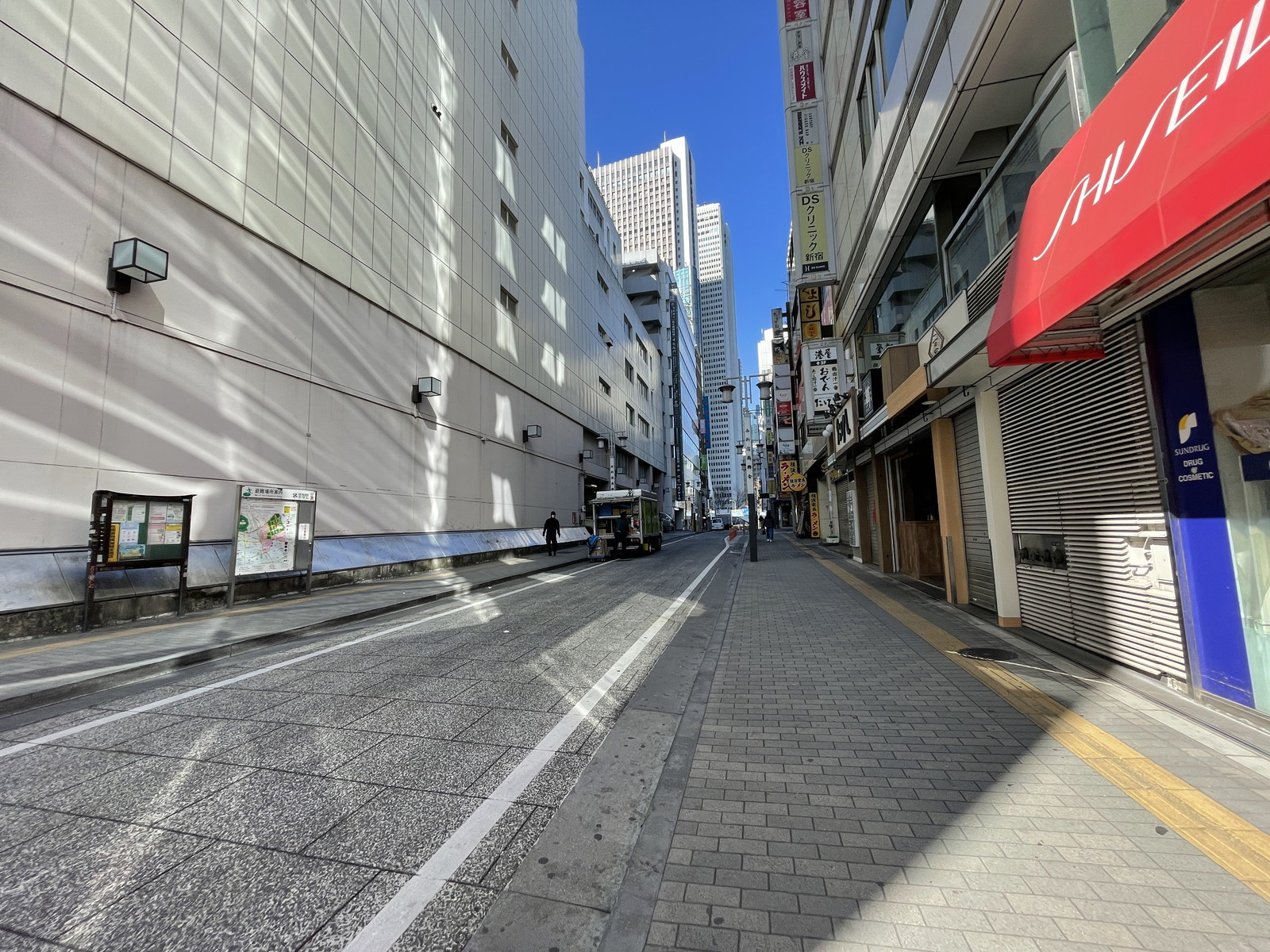 西新宿オークビル前面の通り