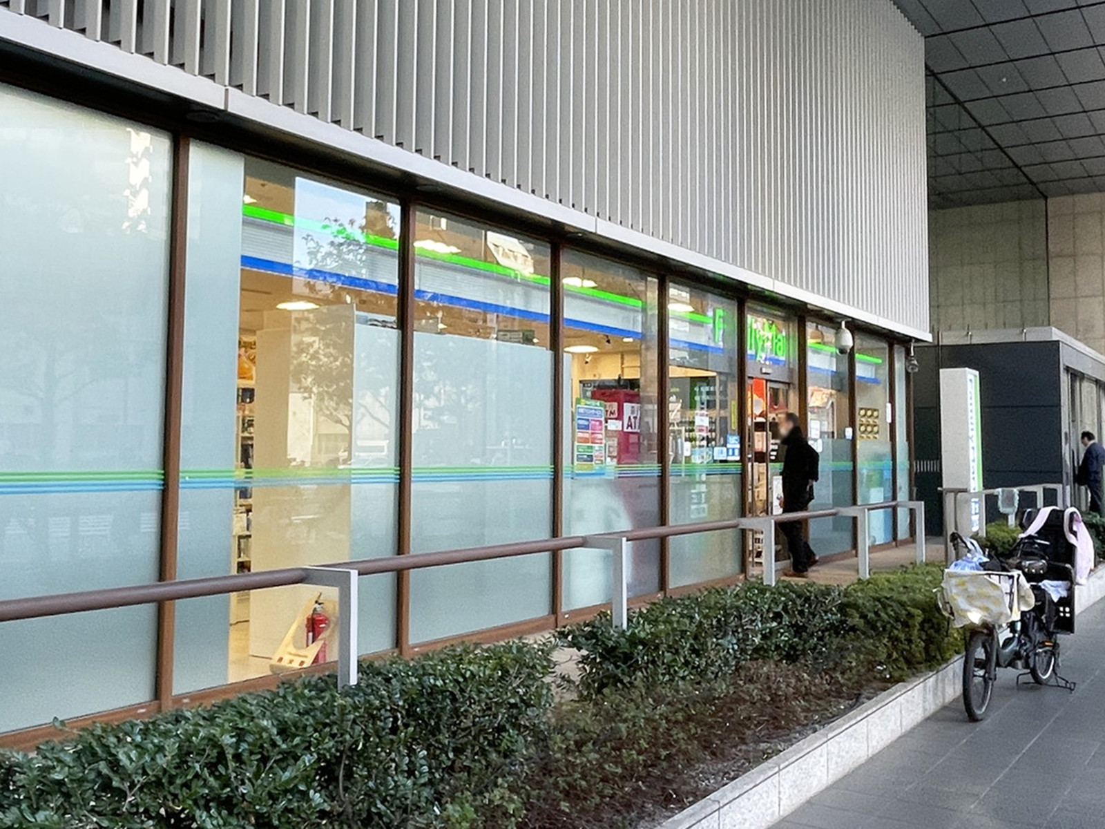 近くのファミリーマート 田町駅北店