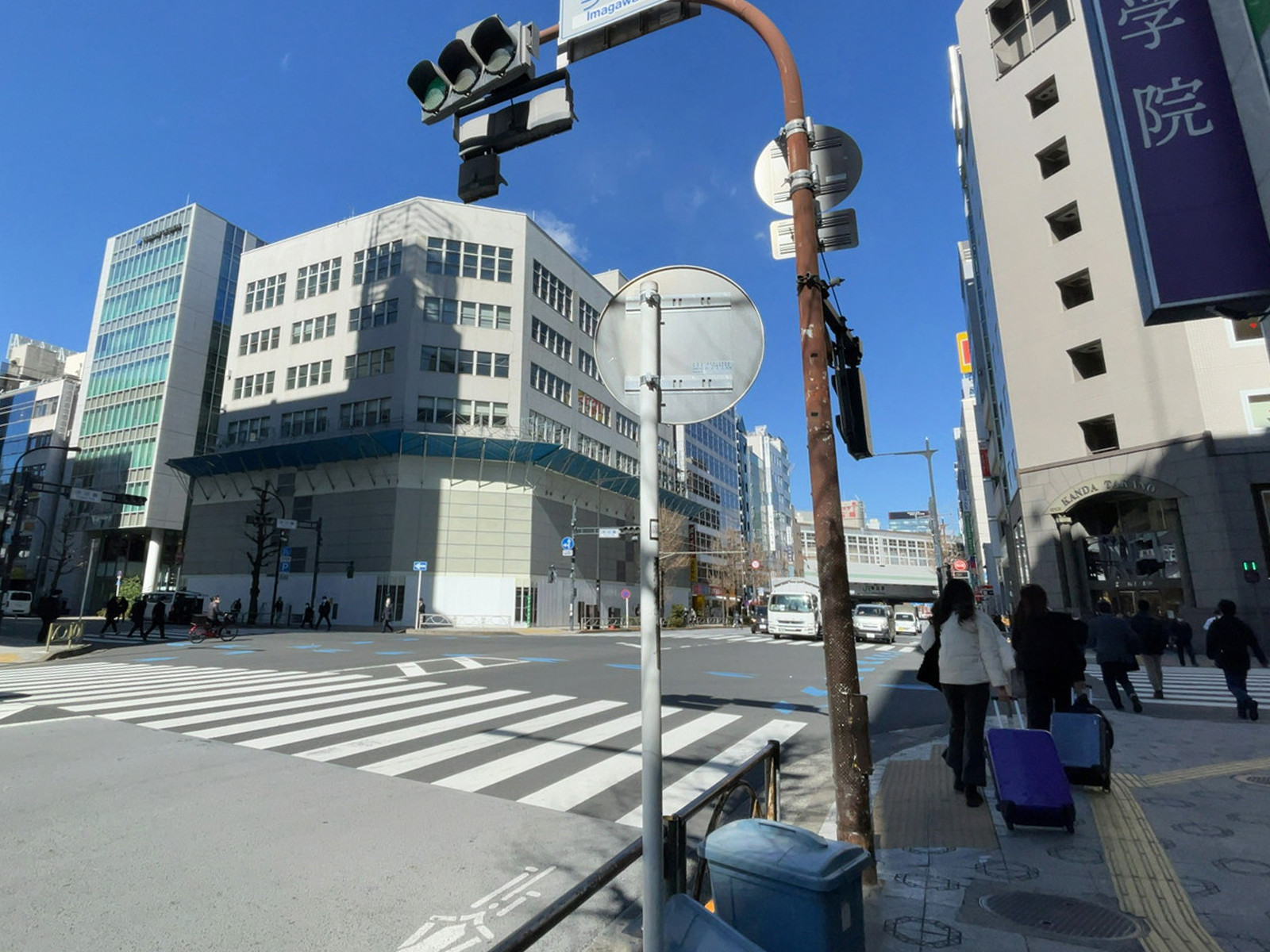 SRビル前面の通り