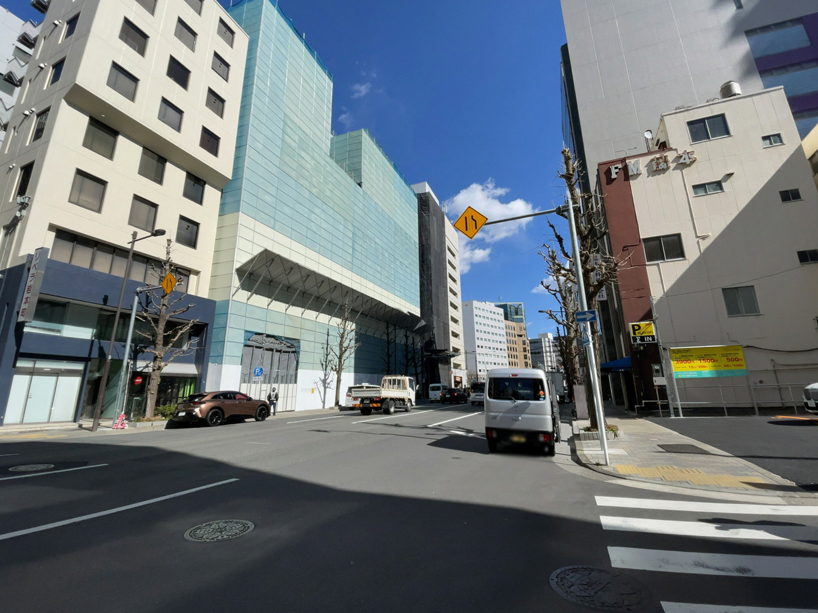 KVTビル1前面の通り